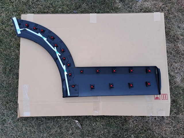 DFR551RD0A Mazda Moldura inferior de puerta trasera izquierda