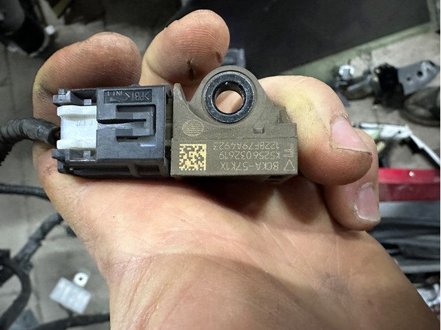 BCKA57K1X Mazda Sensor de airbag delantero