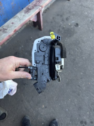 805014CC0A Nissan/Infiniti Cerradura de puerta