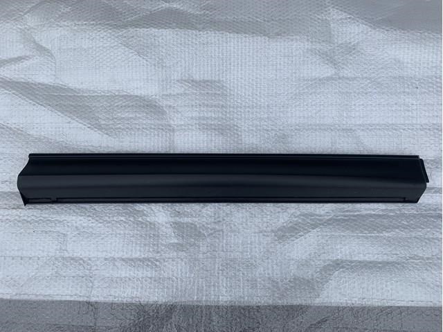 Moldura de puerta delantera derecha KB7W51RA0E Mazda