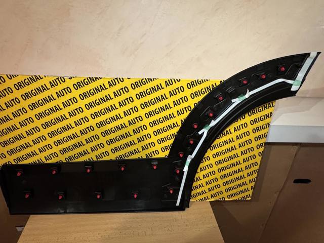 DFR551RC0A Mazda Moldura inferior de puerta trasera derecha