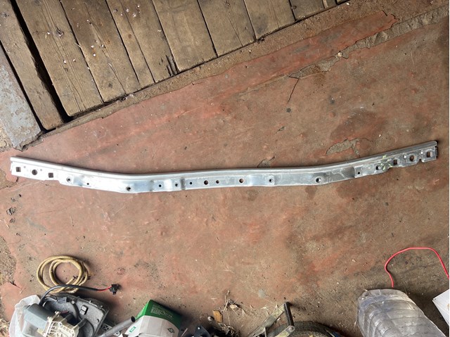 Soporte superior del radiador (panel de montaje de faros) 7357205 BMW