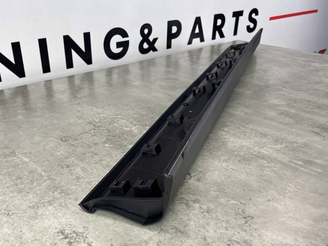 KB7W51RB0B Mazda Protector de puerta delantera izquierda 