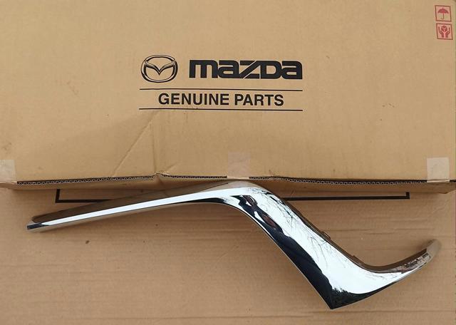 KAAA507J0A Mazda Moldura derecha de la parrilla del radiador