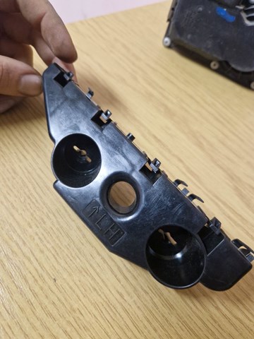 Soporte de parachoques delantero izquierdo Nissan/Infiniti 622219HS0A
