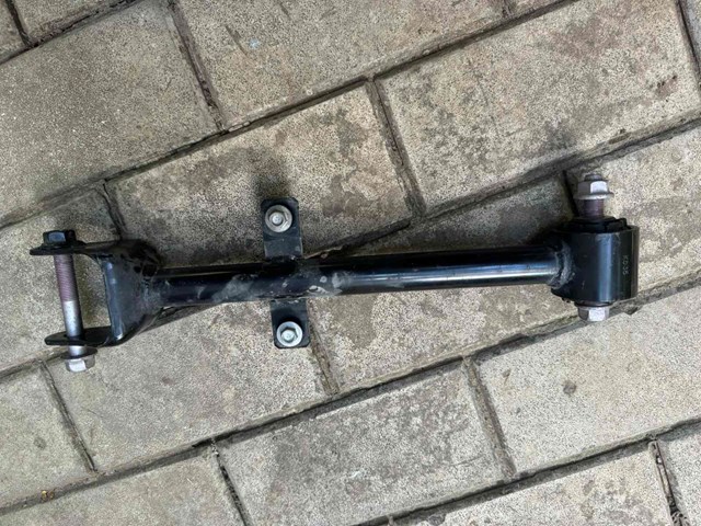KB7W28550 Mazda Brazo transversal izquierdo de suspensión trasera