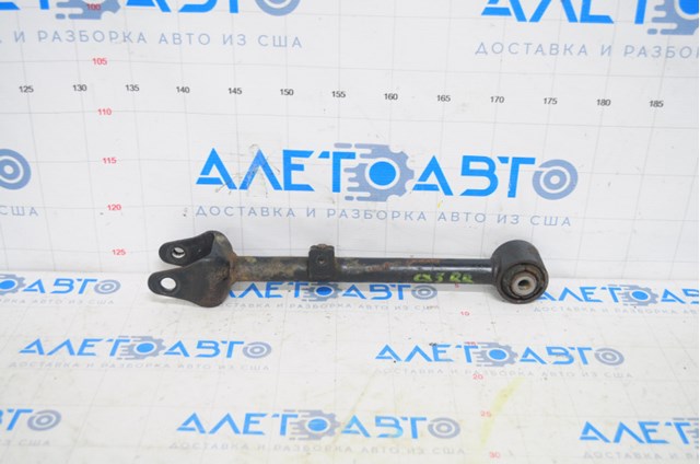 Brazo transversal derecho de suspensión trasera KB7W28500 Mazda