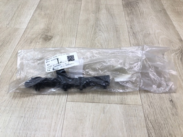 Soporte exterior izquierdo del parachoques delantero 62223DF30A Nissan/Infiniti