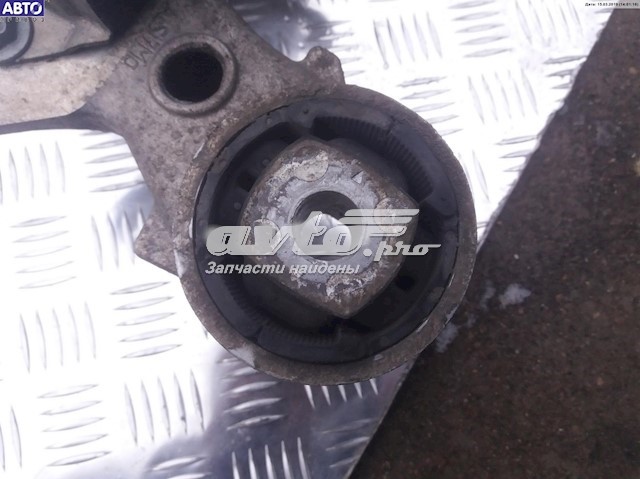 6770827 BMW Subchasis trasero soporte motor