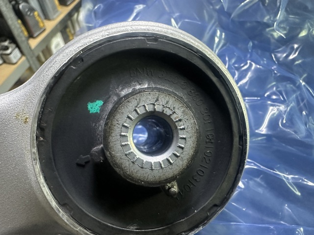 31108869737 BMW Brazo inferior izquierdo de la suspensión delantera
