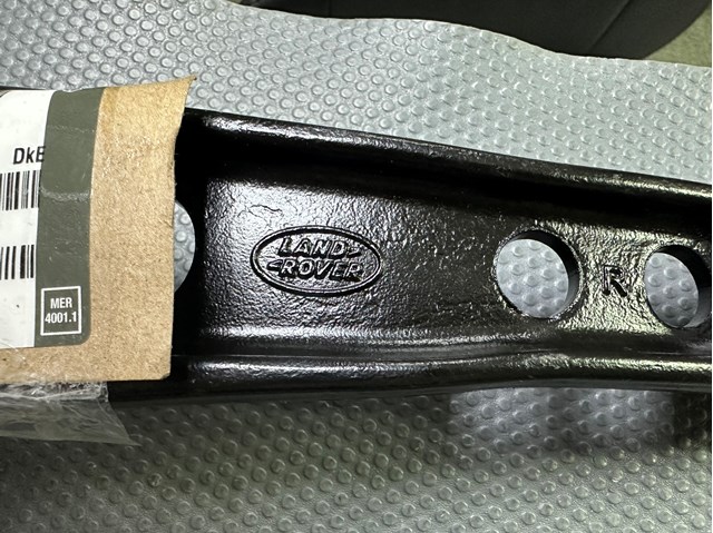 Brazo inferior derecho de la suspensión delantera LR078477 Land Rover