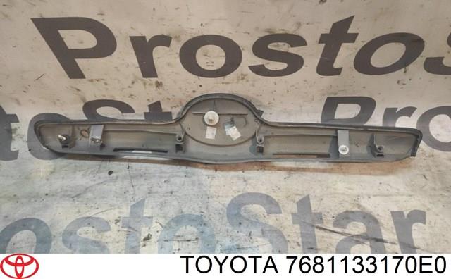 7681106130C0 Toyota listón embellecedor/protector, puerta de maletero