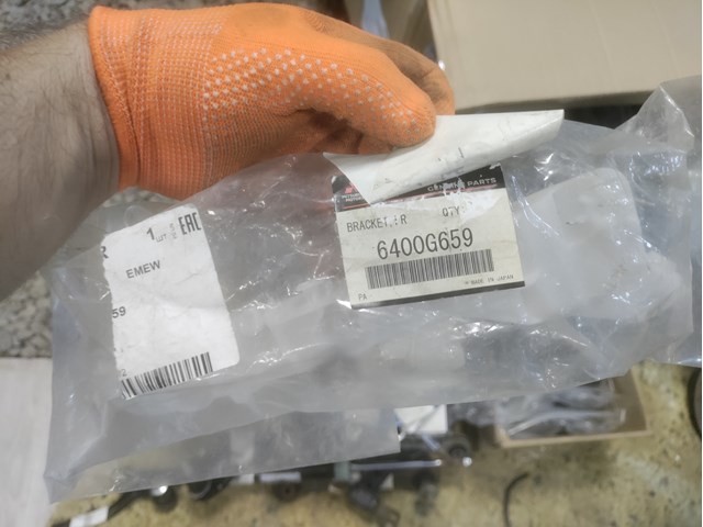 6400G659 Mitsubishi Soporte de parachoques delantero izquierdo