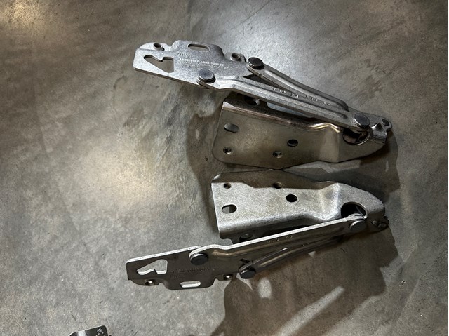 Bisagra izquierda del capó Mercedes A9108803000 precio, desde 52,27 EUR