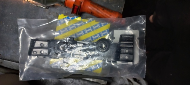 Soporte de parachoques delantero izquierdo Renault (RVI) 622231730R