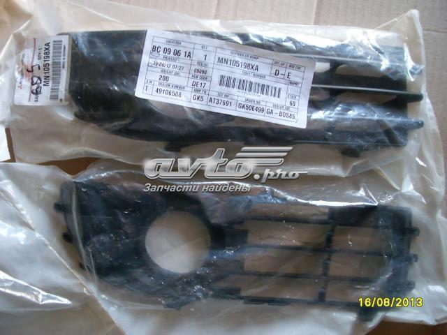 MN105197XA Mitsubishi Tapa de rejilla de faro antiniebla delantero izquierdo