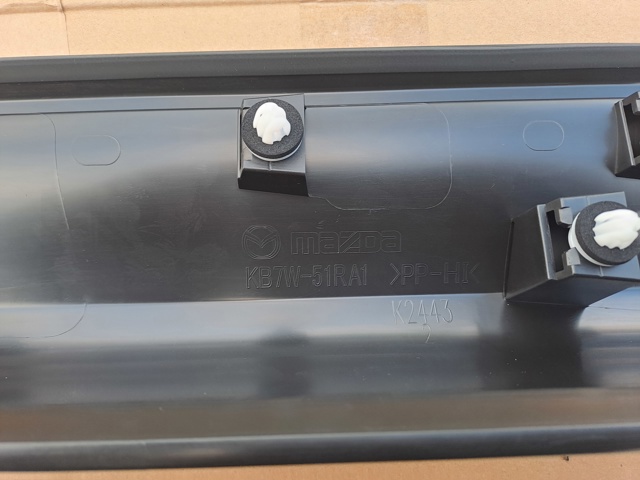 KB7W51RA0E Mazda Listón embellecedor de puerta delantera derecha