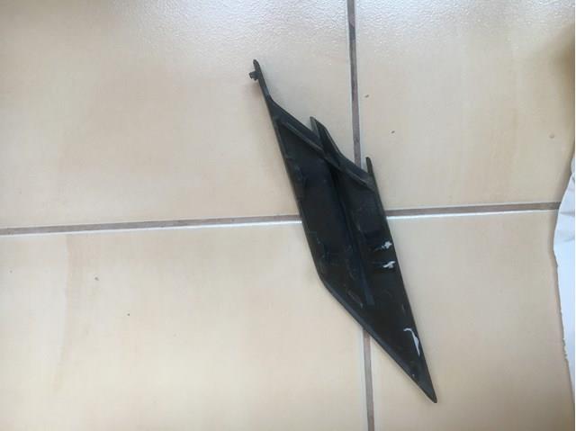 5312333050 Toyota Moldura derecha de la parrilla del radiador