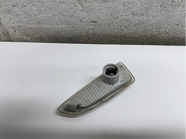 Luz intermitente de guardabarros derecho General Motors 13273104