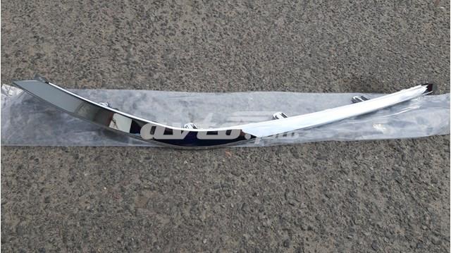 620749UF0A Nissan/Infiniti Moldura del parachoques delantero derecho