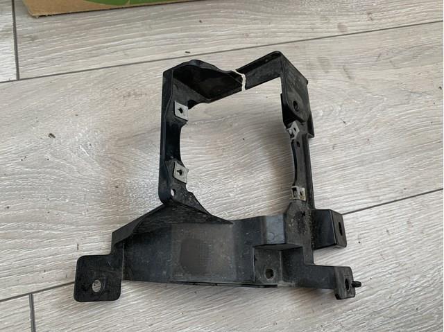 269105NA0A Nissan/Infiniti Soporte de fijación de faro antiniebla derecho