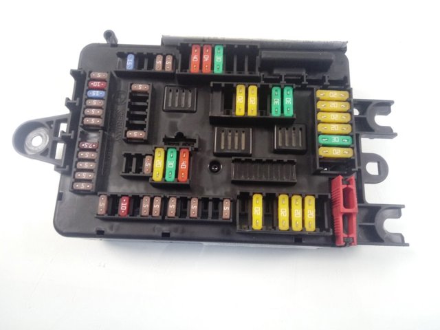 61149389070 BMW Caja de relés y fusibles