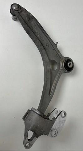 Brazo inferior derecho de la suspensión delantera Land Rover LR146037 precio, desde 205,13 EUR