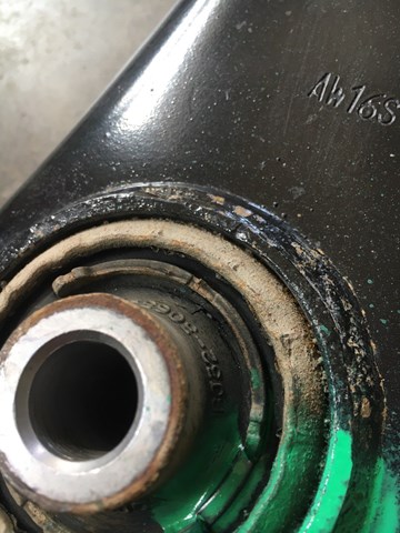 Brazo inferior derecho de la suspensión delantera LR060046 Land Rover