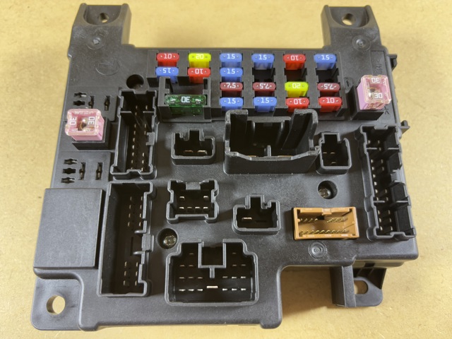 Caja de fusibles trasera interior Mitsubishi 8637A825 precio, desde 119,06 EUR