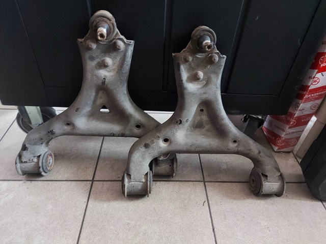 Brazo inferior izquierdo de la suspensión delantera Mercedes A4473303100 precio, desde 130,33 EUR