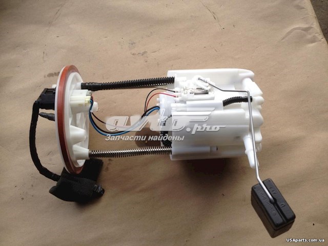 Bomba de combustible Mazda PE1A1335X