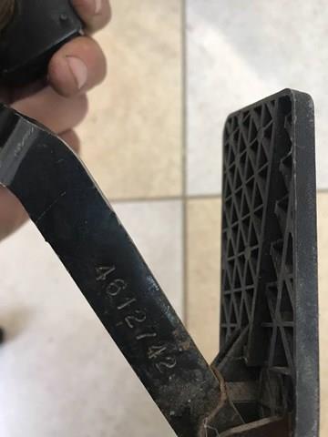 4612742 Chrysler Cubierta del pedal del acelerador