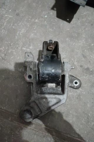 Taco de motor delantero Chrysler P68051873AB