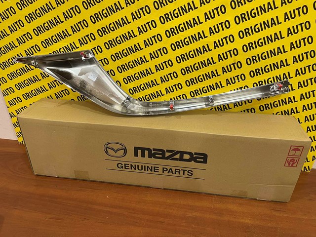 Moldura izquierda de la parrilla del radiador KSD4507K0 Mazda