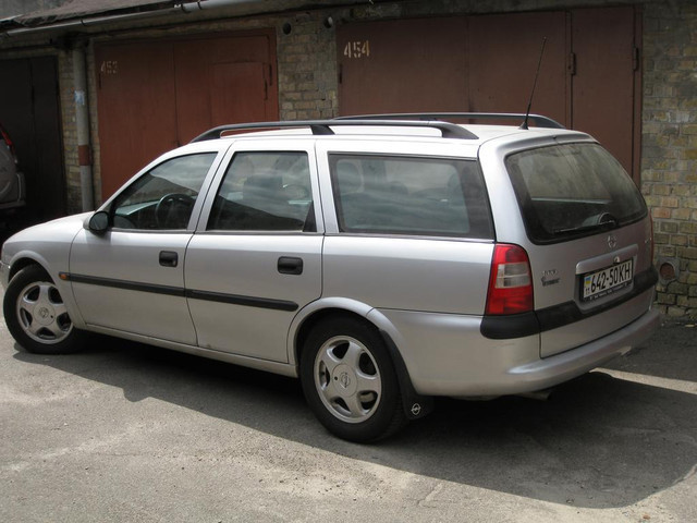 Paragolpes trasero Opel Vectra B (31)