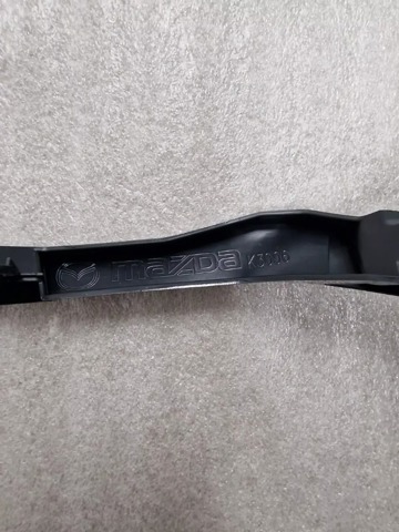Embellecedor derecho de la parrilla del radiador Mazda G46L50B41 precio, desde 30,91 EUR