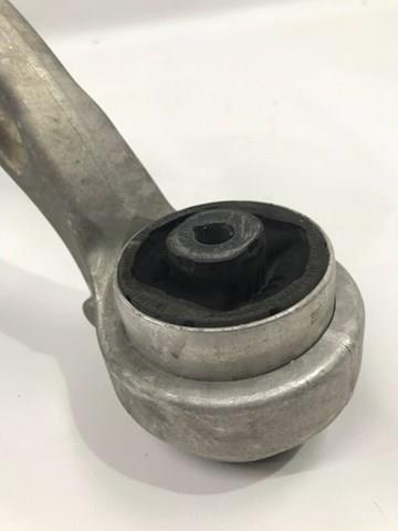 Brazo inferior izquierdo de la suspensión delantera 8W0407695A VAG