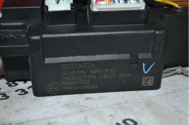 8637A824 Mitsubishi caja de fusibles