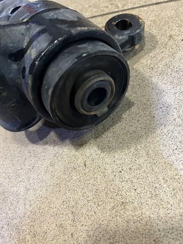 KB7W34350H Mazda Brazo inferior izquierdo de la suspensión delantera