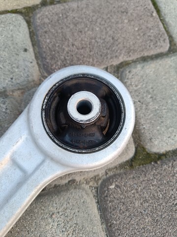 Brazo inferior derecho de la suspensión delantera 54501AT000 Hyundai/Kia
