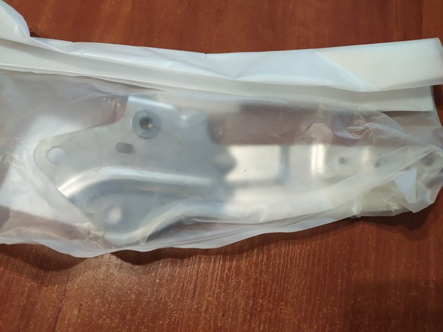 Comprar 641C06RA0A Nissan/Infiniti Soporte delantero de guardabarros delantero derecho