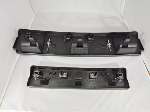 Soporte de matrícula delantera Mazda KB8M50180 precio, desde 42,14 EUR