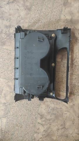 Portavasos del apoyabrazos de la consola central Mazda GJ6A64361
