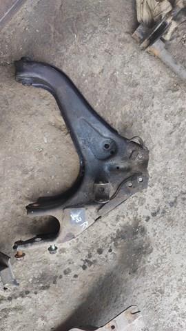 Brazo inferior derecho de la suspensión delantera Mazda UR6134300B