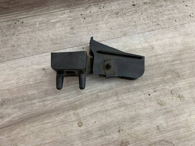 Comprar DS7313A004AE Ford Soporte de fijación del faro delantero derecho
