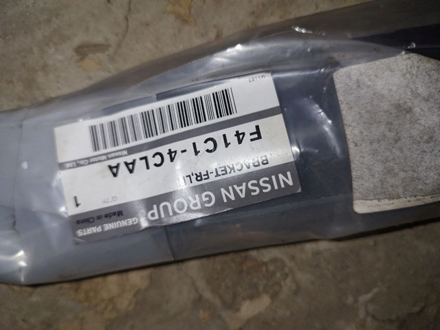 Soporte delantero izquierdo para aleta delantera Nissan/Infiniti F41C14CLAA