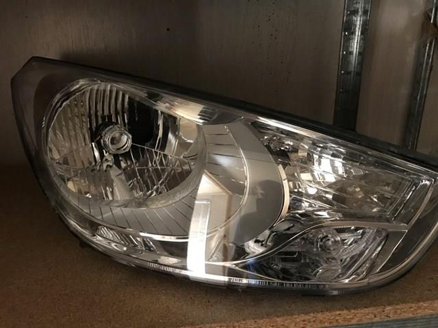 Faro derecho 921022S020 Hyundai/Kia