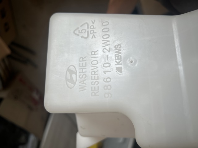 Deposito de agua de limpiaparabrisas Hyundai/Kia 986102W000