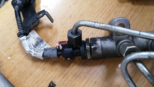 Regulador de presión de combustible 55564170 General Motors