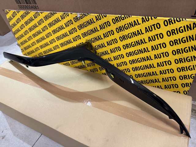 BCKN50770C Mazda Moldura izquierda de la parrilla del radiador